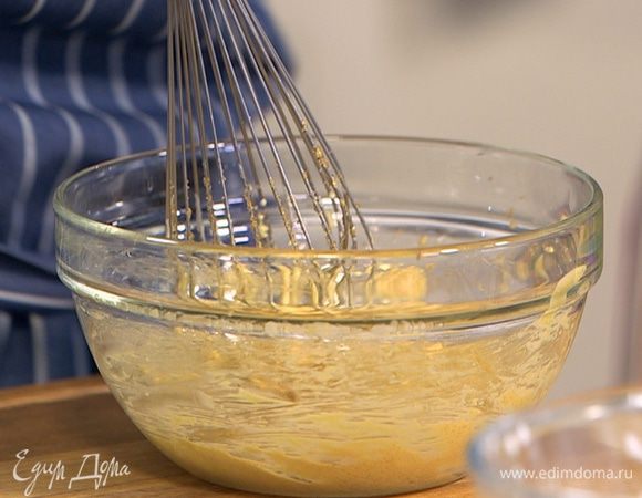 Желток растереть с сахаром. Когда масса посветлеет, добавить предварительно размягченное сливочное масло, посолить и еще немного все растереть.