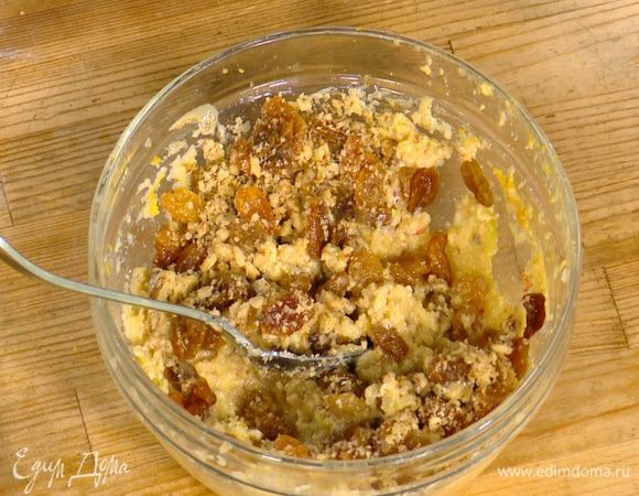 К желтку с сахаром и маслом добавить натертые яблоки вместе с соком, изюм, грецкие орехи, муку, лимонную цедру, корицу и все перемешать.