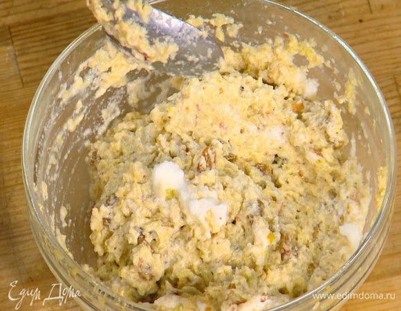 Белок взбить венчиком в пышную пену и вмешать в тесто.