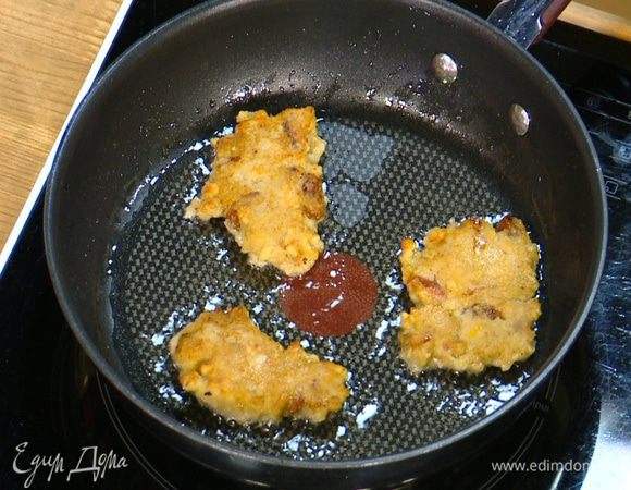 Разогреть в сковороде оливковое масло и пожарить оладушки, а затем выложить их на бумажное полотенце, чтобы удалить излишки жира.