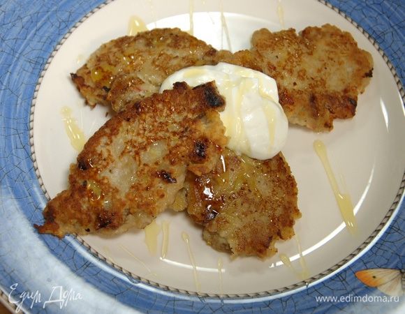 Готовые оладьи полить медом и подавать со сметаной.