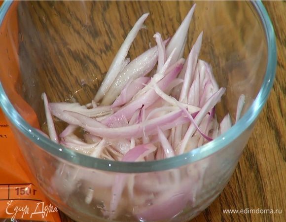 Нарезанный шалот залить уксусом и оставить мариноваться.