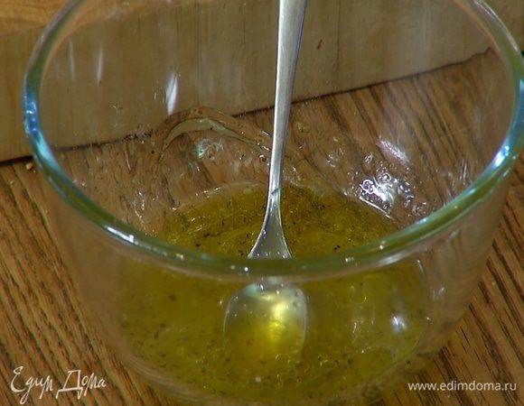 Приготовить заправку: сок лимона соединить с медом, оливковым маслом, посолить, поперчить и перемешать.