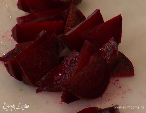 Готовую свеклу почистить и нарезать тонкими дольками.