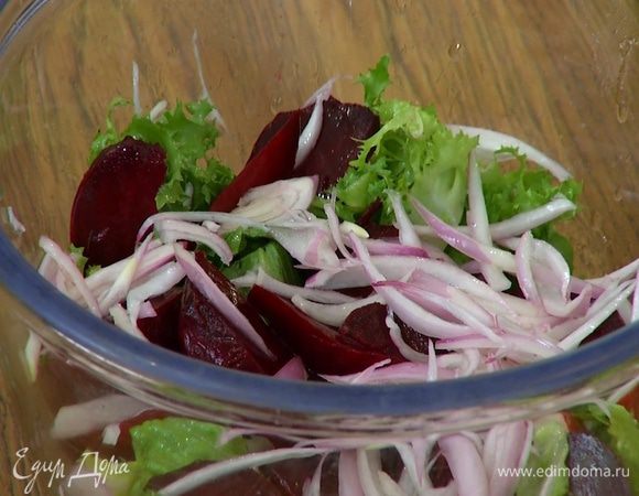 Замаринованный лук слегка отжать и выложить на салат.
