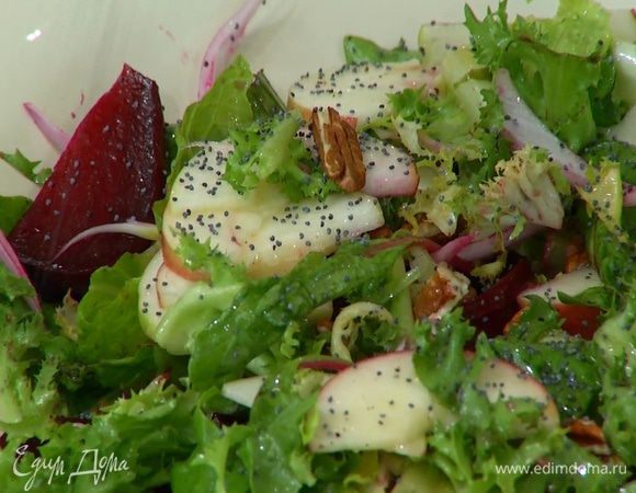 Выложить салат на тарелку и присыпать маком.