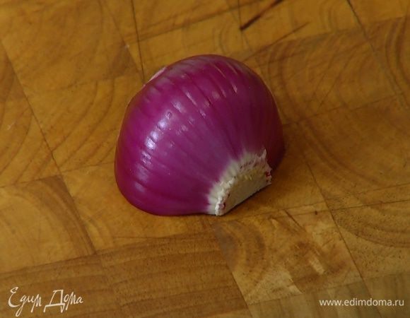 Красную луковицу почистить и разрезать на 4 части.