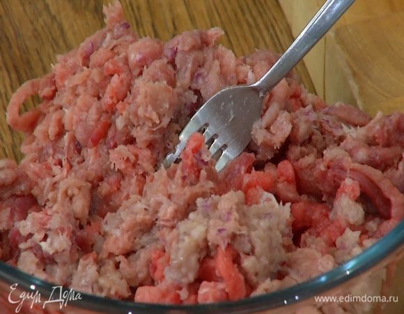Свинину и говядину нарезать кусками и вместе с луком измельчить в мясорубке.