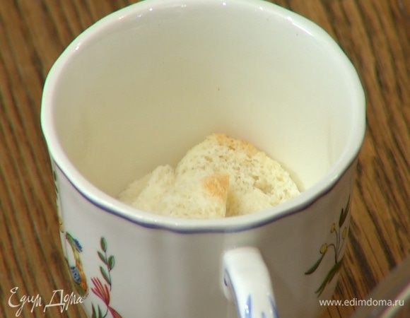 С булочки срезать корки и замочить мякиш в молоке.