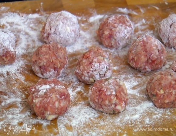 Сформировать из фарша шарики и обвалять со всех сторон в муке.
