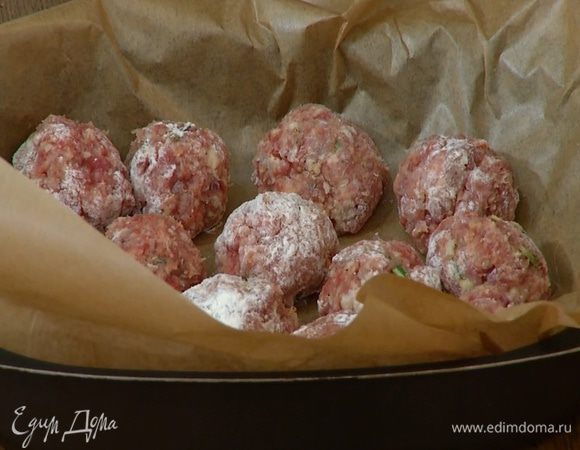 Небольшой глубокий противень для выпечки выстелить пищевой бумагой, выложить тефтели и отправить в морозильник на 5 минут.