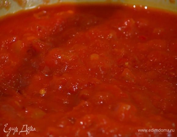 Приготовить соус: разогреть в сковороде оливковое масло, выложить лук, чеснок, чили и томатную пасту, перемешать и обжаривать все 3–4 минуты. Добавить помидоры, посолить, еще раз перемешать и прогревать на среднем огне, пока соус не загустеет.