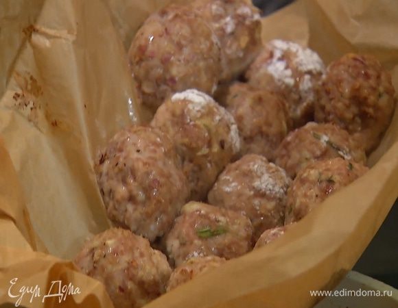 Противень с охлажденными тефтелями отправить в разогретую духовку на 10–15 минут.