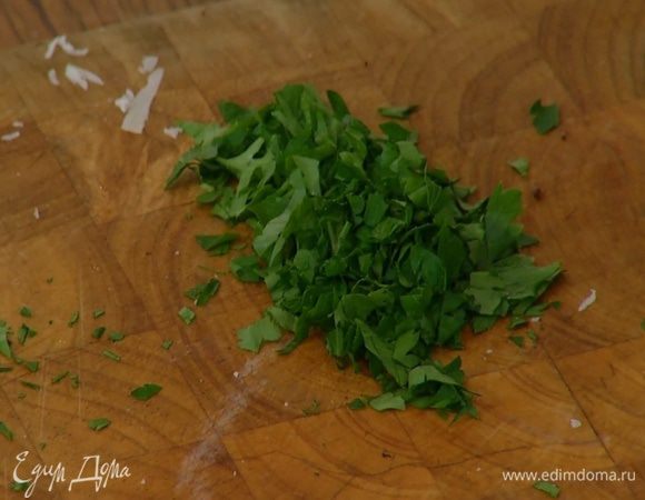 Петрушку мелко порубить.