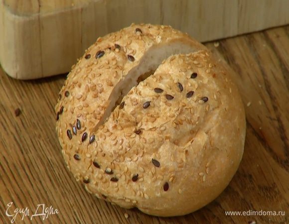 Надрезать булочки сверху, не прорезая до конца, и вынуть мякиш, чтобы получился карман. В каждую булочку вложить пару тефтелей с соусом и посыпать оставшимся натертым сыром.