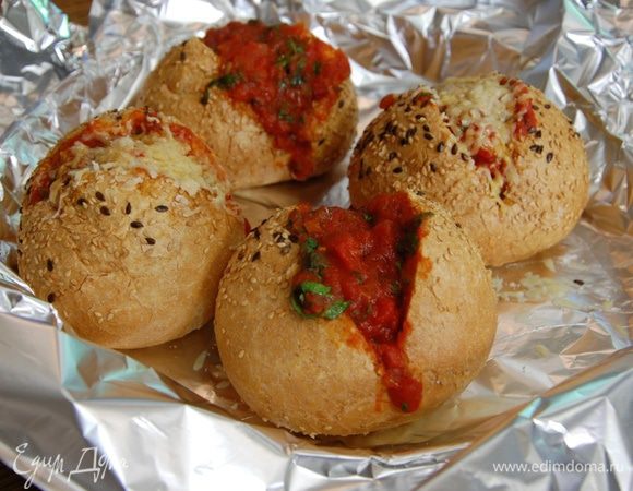 Небольшой противень выстелить фольгой, поместить в него булочки и отправить в разогретую духовку на 10 минут.