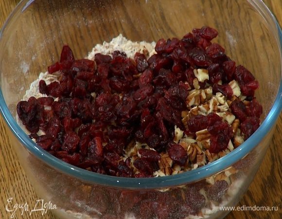 Геркулес перемешать с мукой, орехами, клюквой, ванильным сахаром, разрыхлителем и солью.