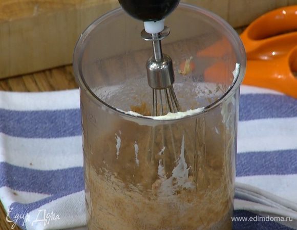 Предварительно размягченное сливочное масло слегка взбить в блендере на низкой скорости насадкой-венчиком, добавить разведенный в воде мусковадо, коричневый сахар, яйцо и взбить все в однородную массу.