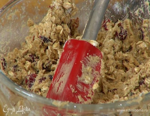 Взбитое с сахаром масло добавить к муке с геркулесом и перемешать лопаткой, а затем вымесить тесто руками.