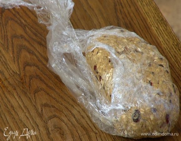 Сформировать из теста шар, завернуть его в пищевую пленку и отправить в холодильник на 30 минут.