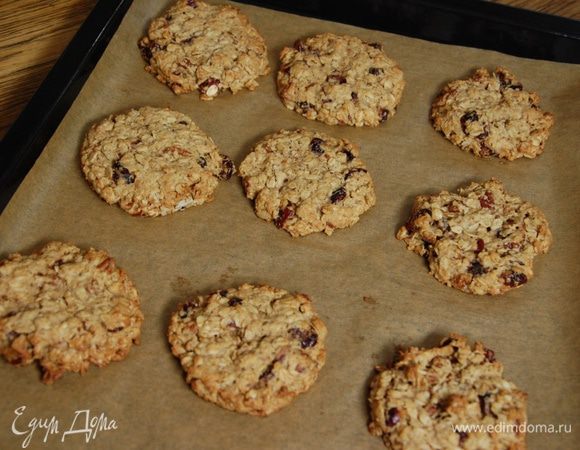 Выпекать печенье в разогретой духовке 12–15 минут.