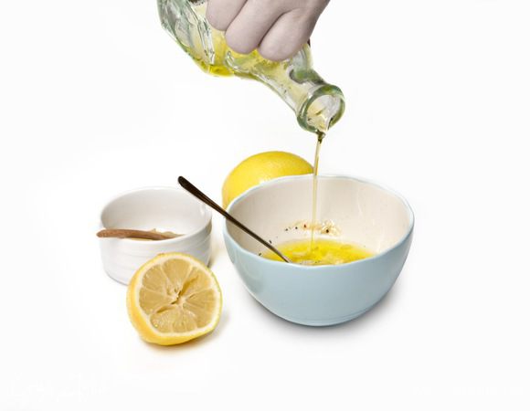 Оливковое масло соединить с лимонным соком, горчицей, уксусом и медом, посолить, поперчить и перемешать. Чеснок мелко порубить и добавить к заправке.

