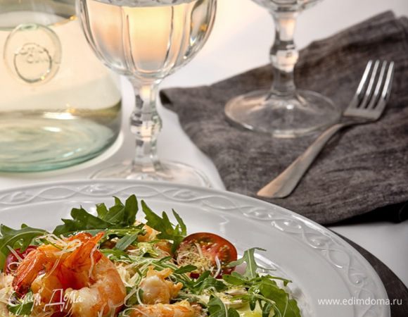 Выложить на тарелки руколу, помидоры, грибы, дыню и перемешать. Сверху поместить горячие креветки, посыпать пармезаном и полить заправкой. Приятного аппетита!