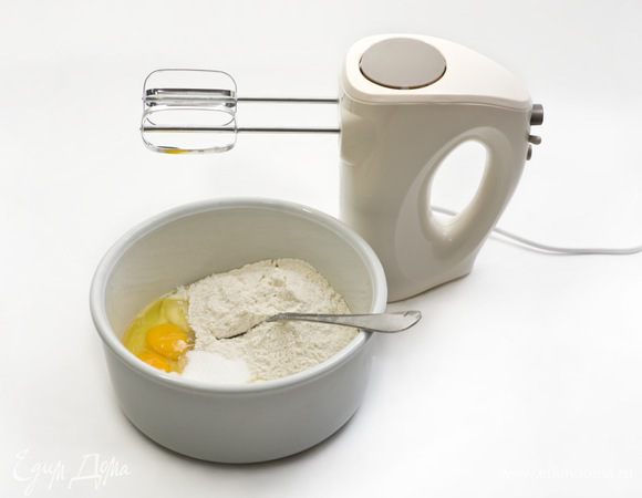 Йогурт смешать с яйцами, мукой, сахаром, ванилью и солью. Затем все взбить миксером. В конце взбивания добавить разведённую в ложке воды соду. Тесто должно получится пышным и гладким.
