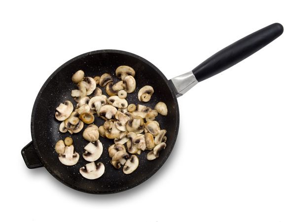 Грибы нарезать тонкими пластинками и поджарить их в том же масле, в котором жарились крылышки.
