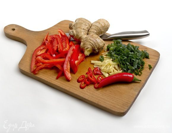 Сладкий перец нарезать соломкой. Чеснок, имбирь,  перец чили и зеленый лук мелко порубить.
