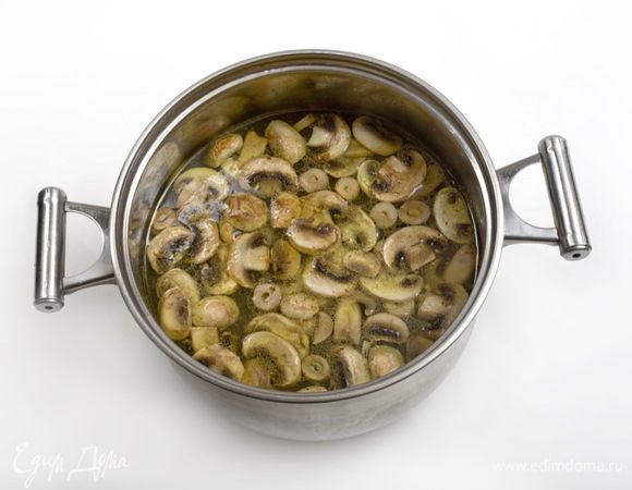 Когда бульон сварится, вынуть из него крылышки и отделить мясо от костей.
