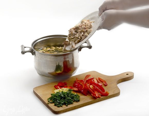 Разделанное мясо снова положить в бульон, добавить грибы, сладкий перец, чеснок, имбирь и  перец чили. Поварить еще 10 минут.
