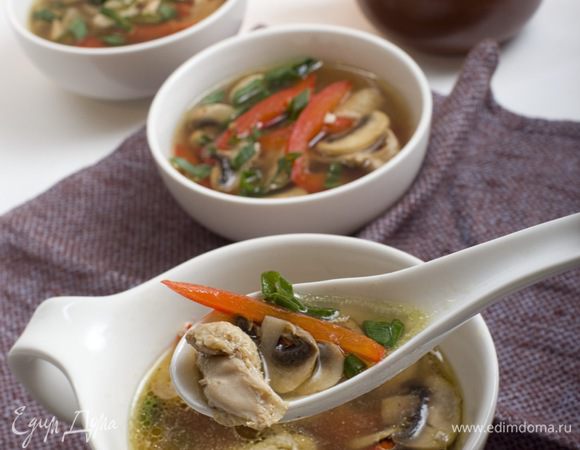 Cуп разлить по тарелкам и посыпать зеленым луком. Приятного аппетита!