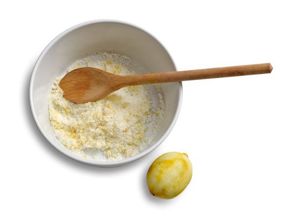 Сахар растереть с цедрой лимона.
