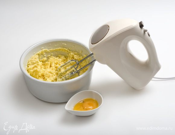 Добавить экстракт лимона, сливочное масло и все взбить при помощи миксера, затем влить желтки, отделенные от белков, и еще раз взбить.
