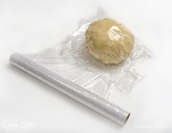 Добавить 1/4 чайной ложечки соли, муку и вымешать мягкое тесто, завернуть его в пленку и убрать в холодильник на 15 минут.
