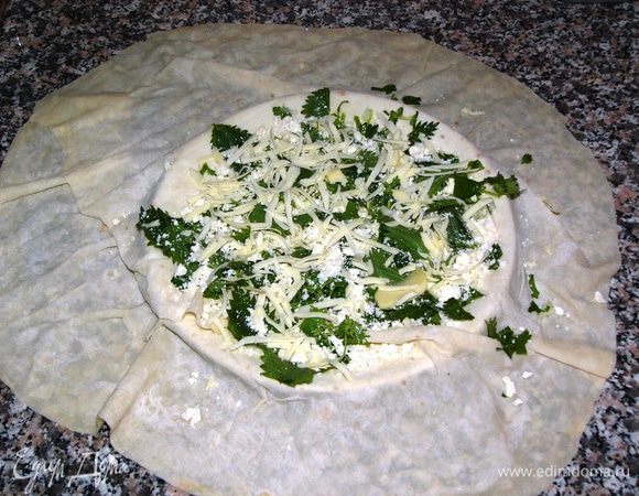 На центр (т.е. на тарелку) выкладываем любую начинку. Варианты тут могут быть разные: отварной картофель+зелень+сыр, фарш+лук, кабачок+брынза+сыр; шпинат+брынза+сыр; ветчина+сыр или то, что у вас завалялось в холодильнике. Единственное скажу, что сыр добавлять почти всегда кстати, потому что при жарке он так вкусно плавится и растекается внутри, что устоять невозможно. Очень вкусно, кстати, просто лепешка с сыром. Часто есть в меню турецких кафе. 