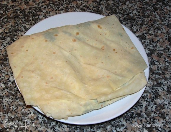 Заворачиваем лепешку квадратом. 
