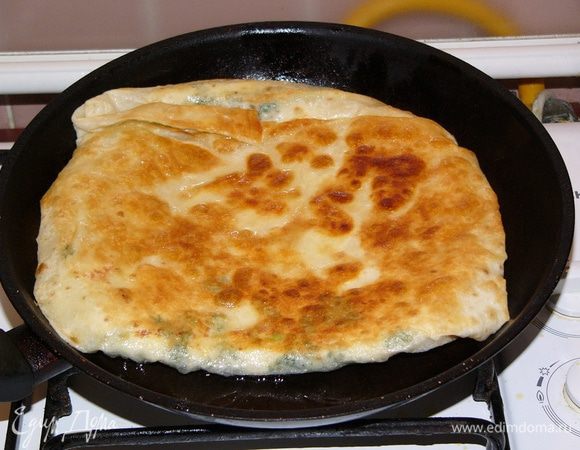 Разогреваем на сковороде пару ложек растительного масла, осторожно перекладываем лепешку и обжариваем ее с двух сторон на среднем огне до зарумянивания (по 2-3 минуты с каждой стороны).