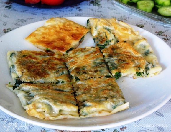 Перекладываем на тарелку, разрезаем острым ножом на порционные куски, подаем горячей на стол... Ну вот, два куска уже кто-то утащил :) Хорошего вам настроения за завтраком!