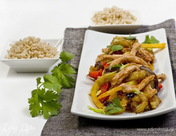 Подавать с рисом, украсив зеленью. Приятного аппетита!