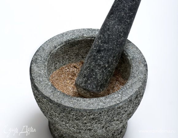 На сухой разогретой сковороде поджарить головки гвоздики, горошки черного перца и кориандра. Разогретые специи растереть с чайной ложкой соли.
