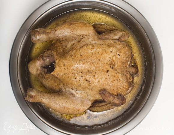 Разогреть в большой кастрюле, казане или воке растительное масло и опустить в него цыпленка (спинкой вниз). Жарить до золотистой корочки. Затем цыпленка перевернуть и повторить процедуру, постоянно поливая тем же самым маслом.






