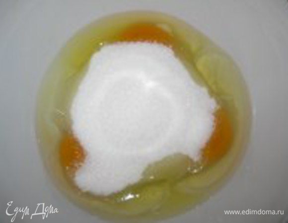 Взбиваем яйца и сахар.