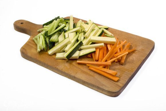 Цукини, морковь и огурец нарезать на длинные тонкие полоски.