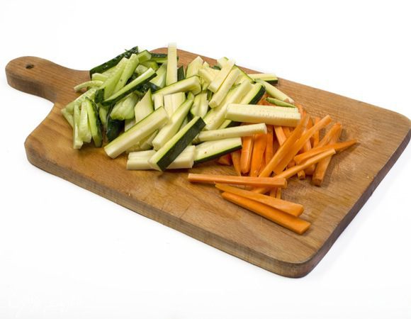 Цукини, морковь и огурец нарезать на длинные тонкие полоски.
