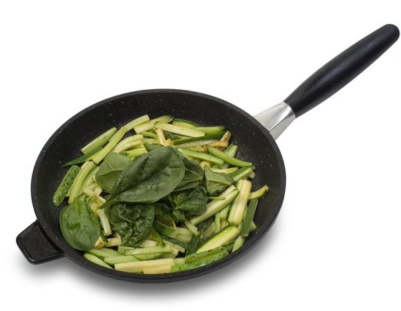 На хорошо разогретом кунжутном масле обжарить огурец и цукини, затем добавить шпинат и жарить еще 2 минуты.
