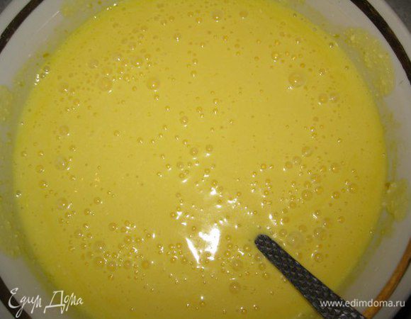 Добавляем размягченное масло, творог, корицу, сметану и хорошо все перемешиваем.