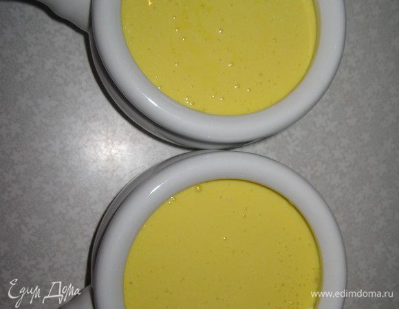 Вылить смесь в кокотницы или любую порционную огнеупорную посуду. Накрыть фольгой и запекать в духовке 25-35 минут, в зависимости от объема кокотниц.