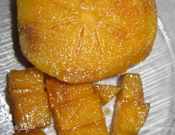 Моем и режим на кусочки хурму.